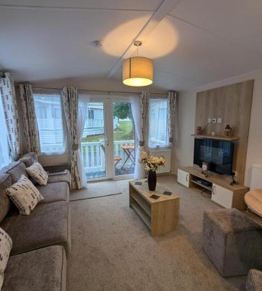 Modern and spacious holiday home at AWARD WINNING SHOREFIELD COUNTRY PARK ENTERTAINMENT PASSES INCLUDED DOG FRIENDLY!