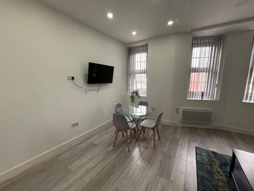 Modern and Spacious Home CITY CENTRE location and FREE parking