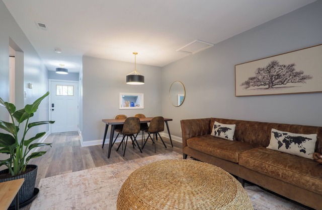 Modern and Stylish 2BR Apt Near Convention Center, VSU and Hospital.