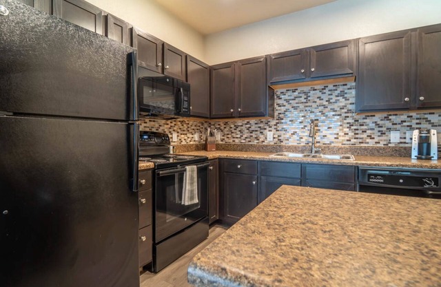 Modern Apartment in Prime Location (ID8167X79)