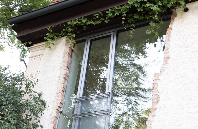 Modern apartment in historic villa with park in the center of the old town
