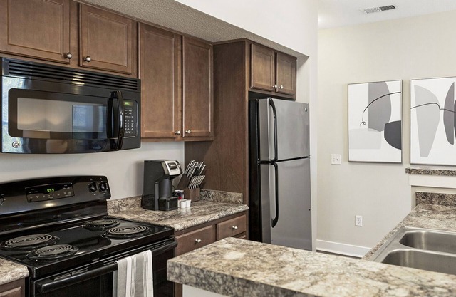 Modern Apartment in Prime Location (ID7744X74)