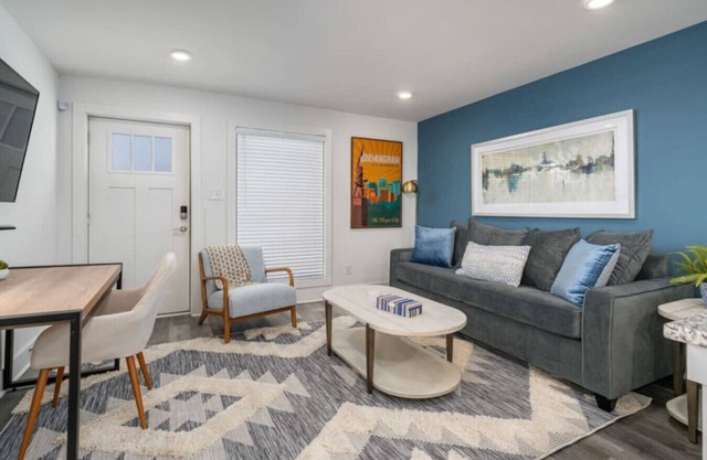 Modern Apt w/Skyline Views + Parking