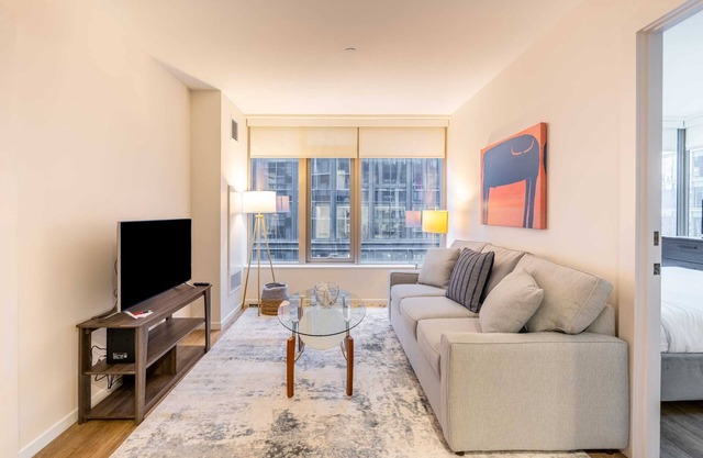 Modern Apt with Gym Near Restaurants