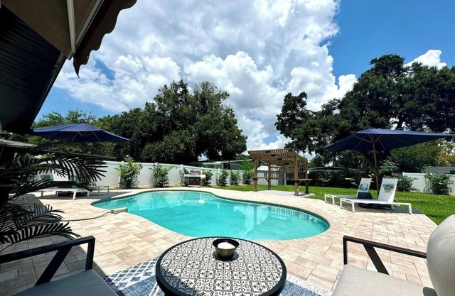 Modern Boho- 4/3-King Beds/Pool! Pet friendly!