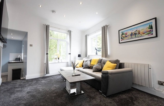 Modern Bolton Retreat - Stylish Comfort - Flat A