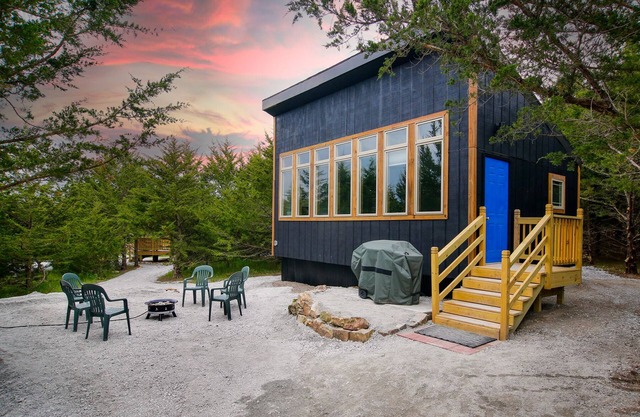 Modern Cabin. Communal Sleeping - 2 Queen Beds + Full Trundle. Pet Friendly!