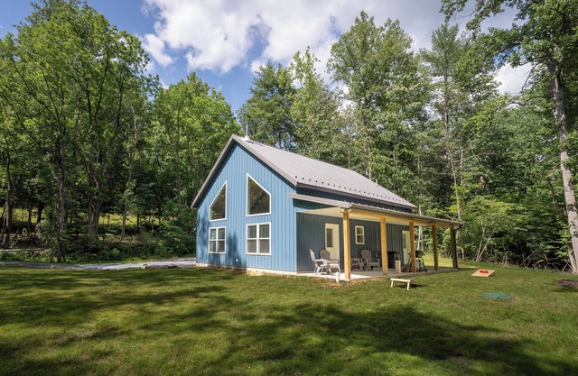 Modern Cabin | Porch Seating, Firepit, & Games