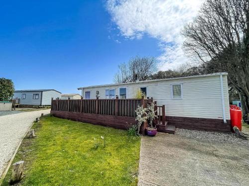 Modern Caravan With Decking At Azure Seas Along The Suffolk Coast Ref 32065Az