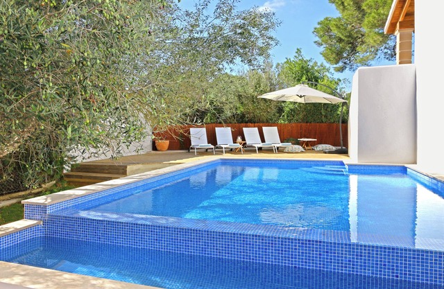 Modern chalet: private pool, 2 terraces, 700m to beach, quiet residential area