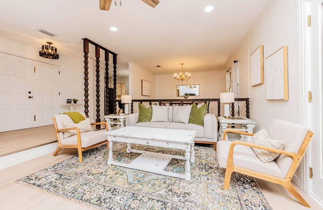 Modern Charm at The Jade House, Fenced Yard, Fast Wifi