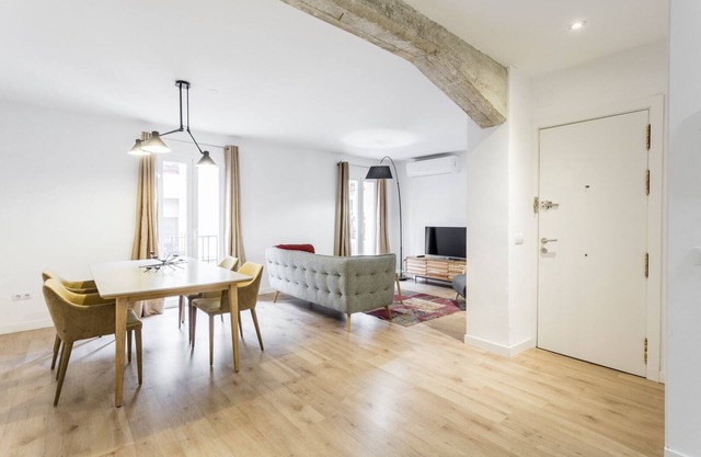 Modern & Chic 2BR/2BA apartment in trendy Chueca