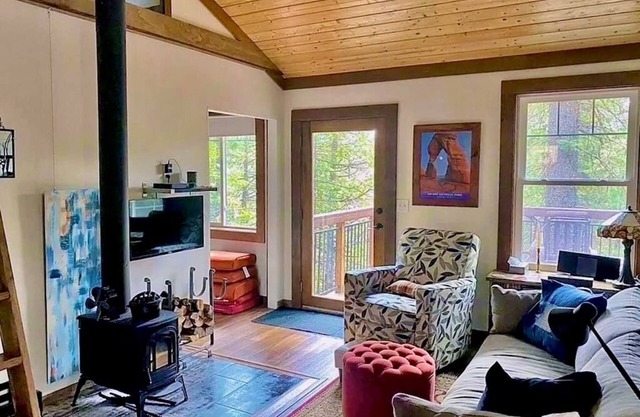 Modern-Chic Cabin. 10 miles to Lassen! Snowshoes, EV Charging.