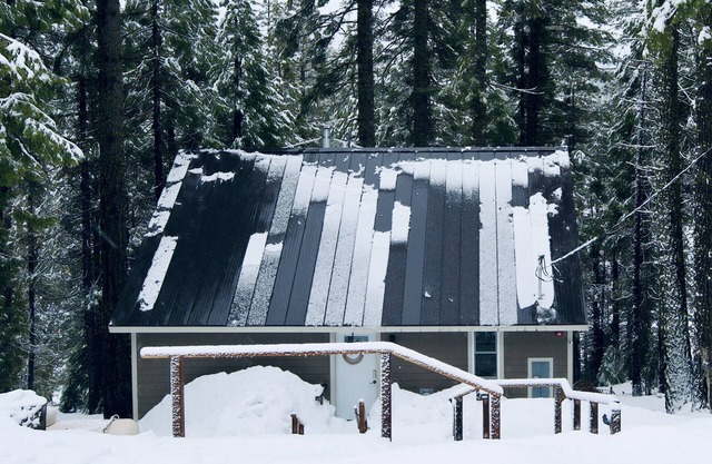 Modern-Chic Cozy Cabin just 10 miles to Lassen! Snowshoes, EV Charging.