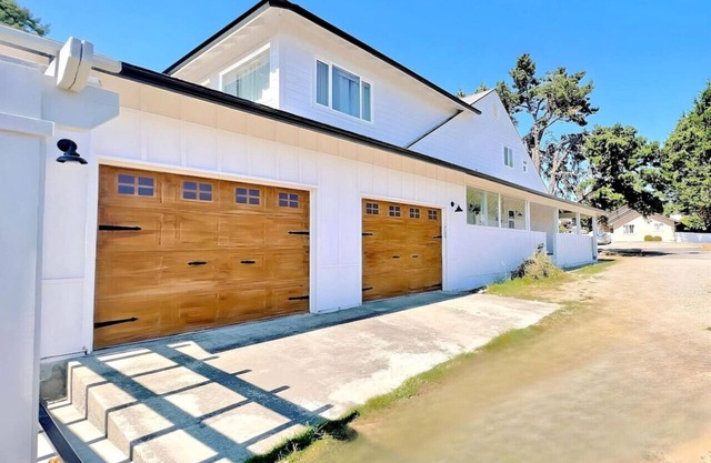 Modern Coast Escape |Hot Tub & Games |Near Beach