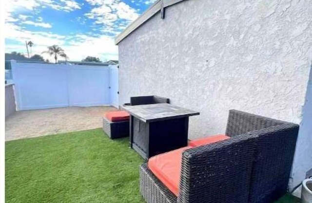 Modern, Comfortable 3bd w/Backyard Space & Grill