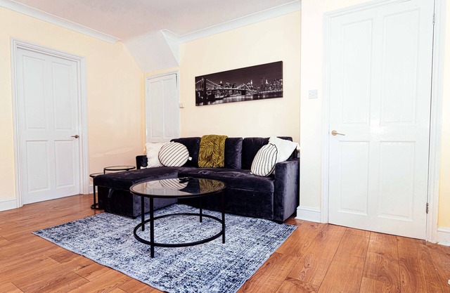 Modern,comfy 2 Bedroom House in Hatfield, Town Centre, Free Parking!