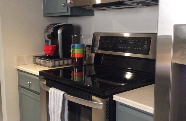 Modern Comfy 2 BR 2 BA Ground Floor Condo Steps to Downtown PS