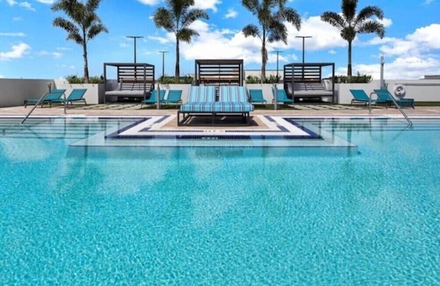 Modern Condo 2BR/2BA Pool Great Location