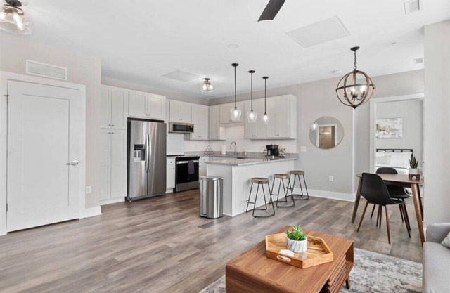 Modern condo - DT Fuquay - Free Parking - walk to restaurants, coffee, breweries