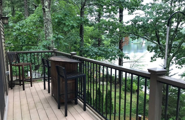 Modern cottage (Sleeps 6) on peaceful, small lake in Southern New Hampshire.