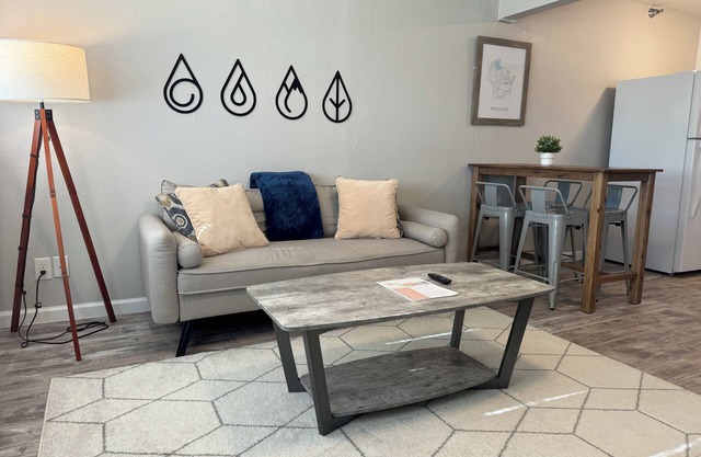 Modern & Cozy 2BR w/King Bed in Appleton, 30 mins by drive from Lambeau Field