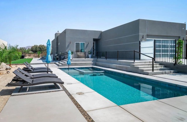Modern Desert Oasis – Pool, Spa and Mountain Views