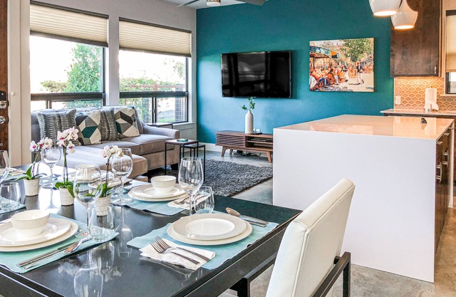 Modern East Austin Oasis: Near Rainey, Downtown & UT