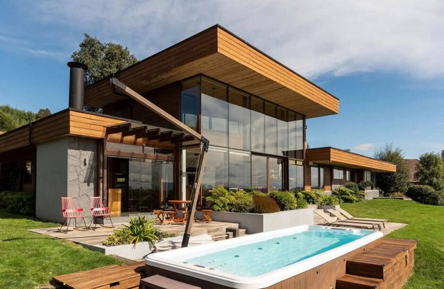 Modern, Elegant Retreat with stunning Panoramic Views of Lake Villarrica!