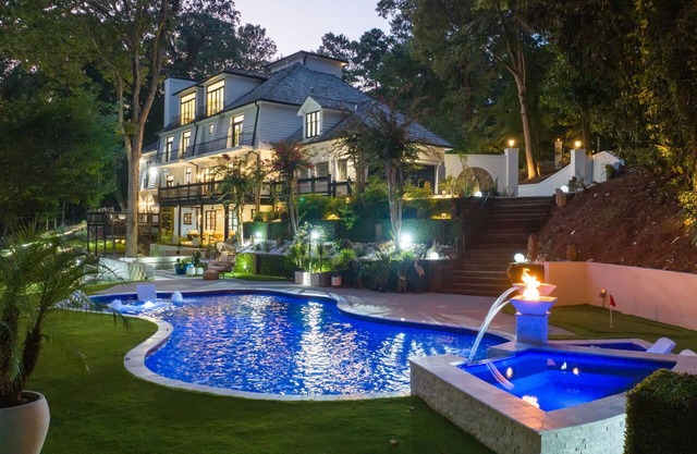 Modern Estate: Sports Court, Heated Pool, Hot Tub, Theater & Fitness. Sleeps 10