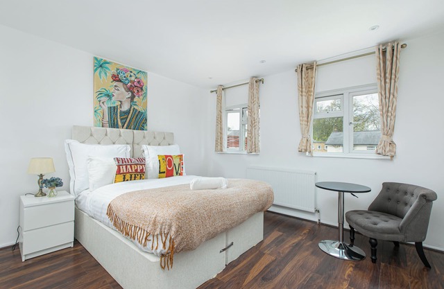 Modern Family-Friendly 4 Bedroom Apartmentn-Sleeps 11 in Style