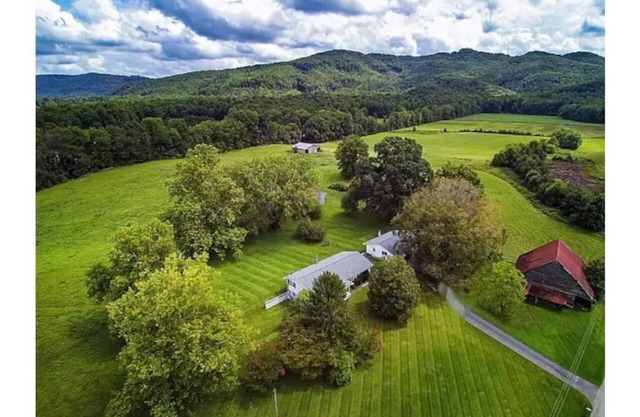 Modern Farmhouse Near Windrock