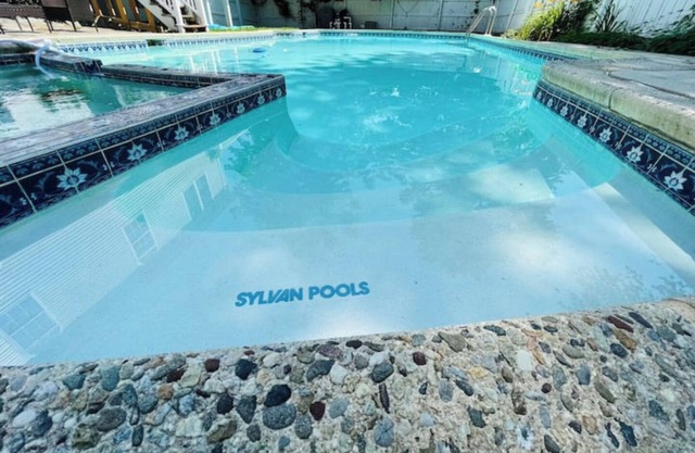 Modern Getaway POOL & GAME ROOM