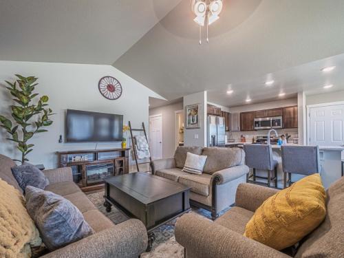 Modern Hills Home-Hot Tub