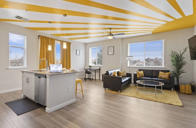 Modern Home 2BR 2BA Free Off-Street Parking & Wifi