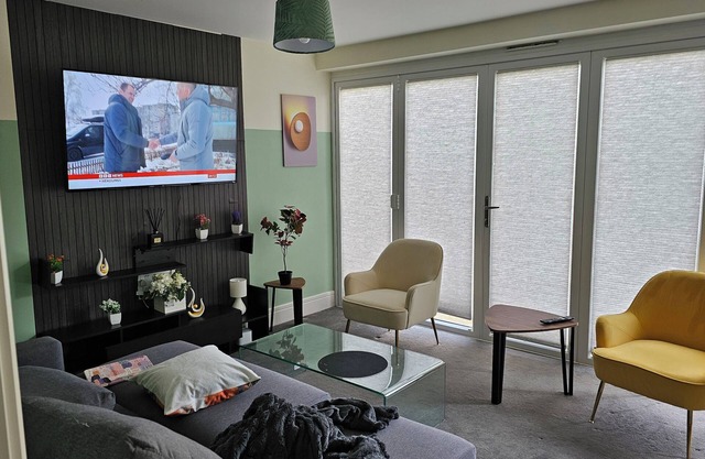 Modern Home in Quiet Environment