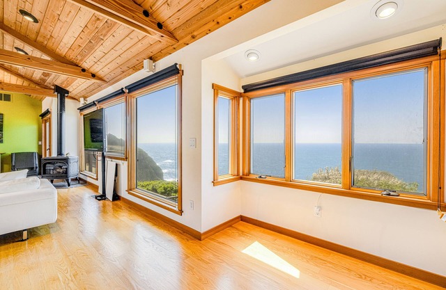 Modern home on bluff over the ocean with private hot tub & three gas fireplaces