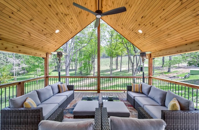 Modern home on vineyard with WiFi, fireplace, washer/dryer, central AC