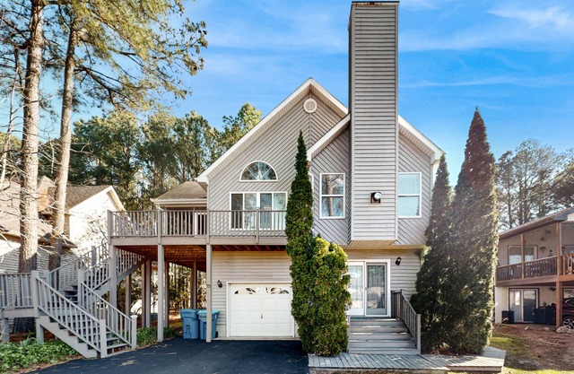 Modern home with screened deck, central AC, washer/dryer & well-equipped kitchen