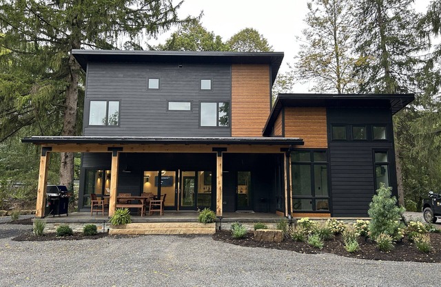 Modern House at Easy Street on the River- Large sports field and River Access!