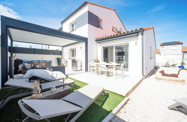 MODERN HOUSE WITH SPA BOULES COURT & BIOCLIMATIC PERGOLA 12 KMS BEACH