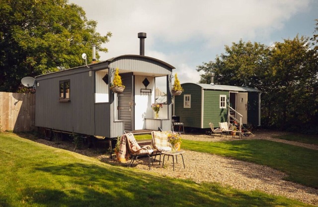 Modern & Inviting Shepherd`s Hut Near Pembrokeshire Coast