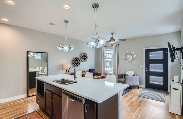 Modern Jefferson Park Duplex! Minutes to Downtown, Aquarium, Lohi and Highlands