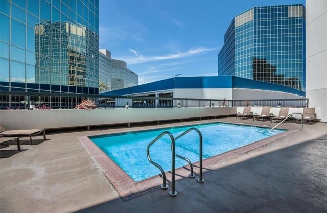Modern King Stay Near Museums! Onsite Pool, Restaurant, Bar & Gym! Pets Welcome!