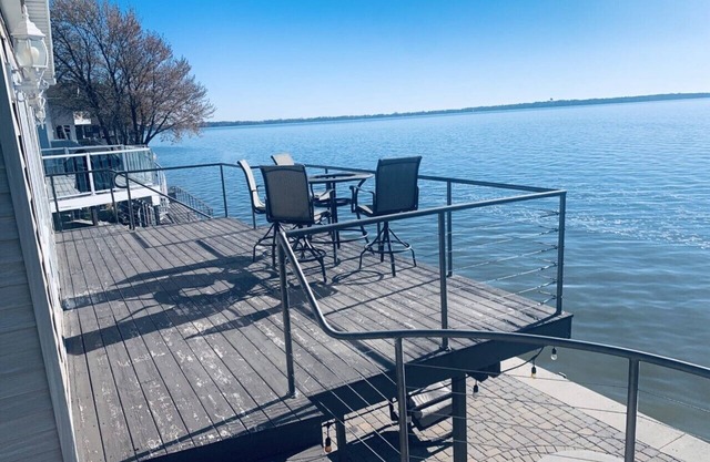 Modern lakefront 3BD/3BR house breathtaking views