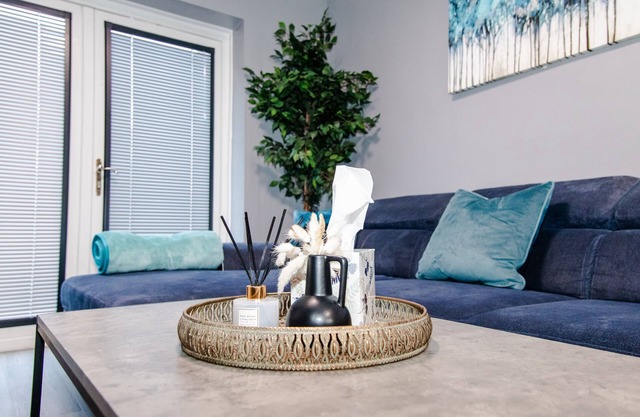 Modern Large Home - FREE PARKING, CONTRACTORS, FAMILIES. DISCOUNTS AVAILABLE