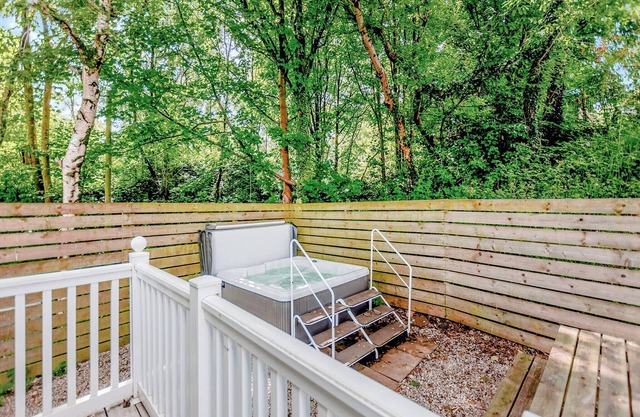 Modern lodge with one double with ensuite shower and one twin.