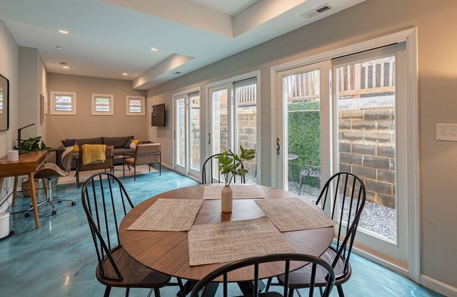 MODERN ☆ Lux ★ 1 BR 2 Bed Condo ☆ Prime Location