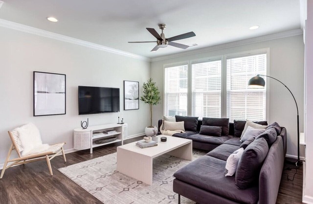 Modern Luxe Oasis | 5* Location, Pool, Gym, Pets OK