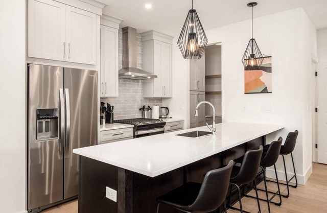 Modern Luxury 4BR/3.5BA Oasis in Historic Old Town East PD